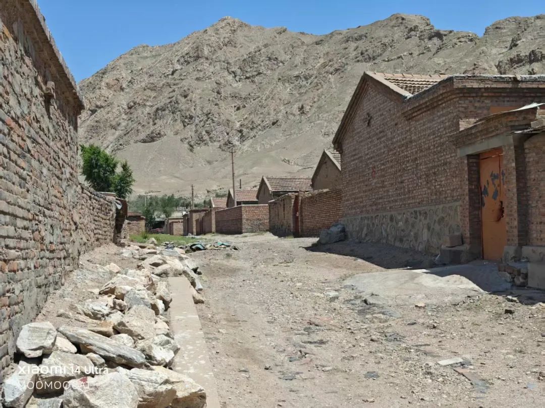 给知青们修的宿舍，三角顶的砖房，4人间