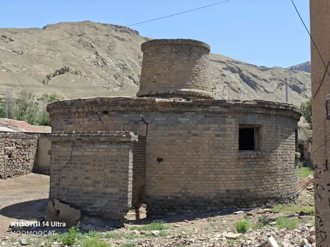 这个圆形建筑是职工区的公共厕所，内部八卦形，男女阴阳各半。我进去瞟了一眼，自然全部是蹲厕